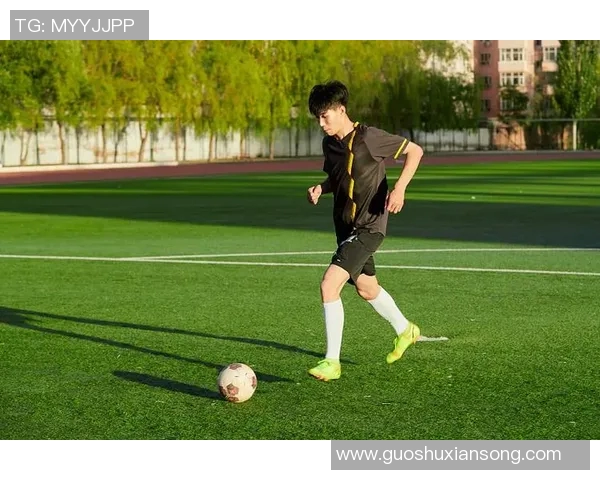 提升足球运动员全面能力的非优势脚训练重要性探讨